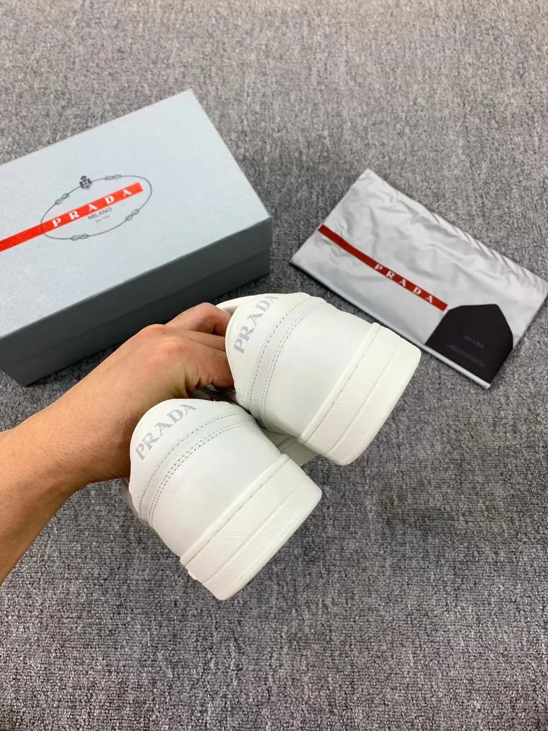 P380 Yuan 38-45 Prada Prada’s new men’s leather sports shoes, the highest version on the market, any comparison is welcome🆚! The original leather has excellent texture and is super high-end! Fetal sheep net lining imported from Italy, removable pad! Luxurious materials and fine workmanship, highly recommended!